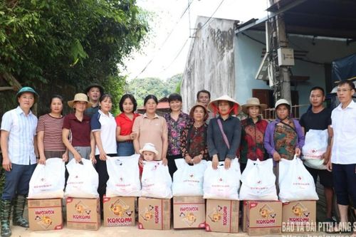 Hội Chữ thập đỏ tỉnh hỗ trợ khẩn cấp cho hơn 100 hộ dân tại xã Hữu Liên