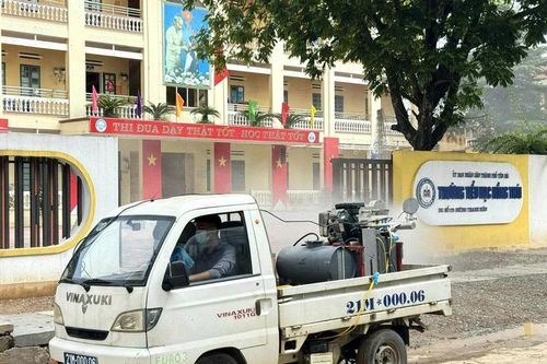 Trung tâm Kiểm soát bệnh tật tỉnh phun khử khuẩn, đảm bảo vệ sinh môi trường sau bão số 5