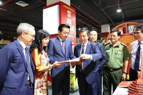 Ra mắt 2 ấn phẩm đặc biệt về Đảng Cộng sản Việt Nam và lực lượng công an