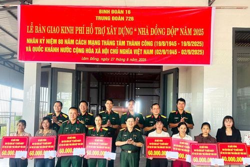 Trung đoàn 726 trao kinh phí hỗ trợ xây dựng nhà đồng đội và học tập
