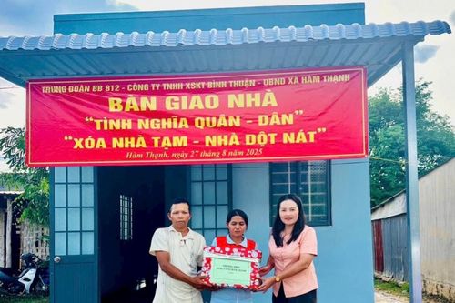 Trao nhà 'Tình nghĩa quân - dân' cho hộ ông Mang Văn Lú ở xã Hàm Thạnh