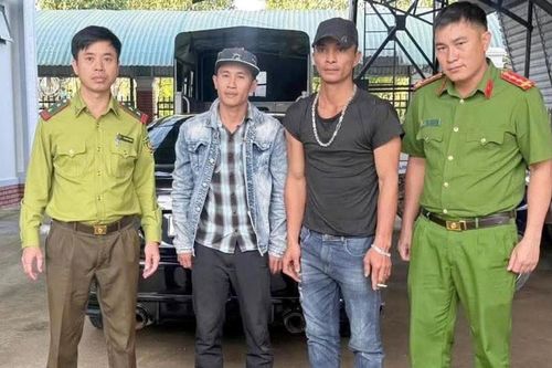 Người dân xã Đạ Tẻh 3 giao nộp cá thể voọc chà vá chân đen quý hiếm bị thương