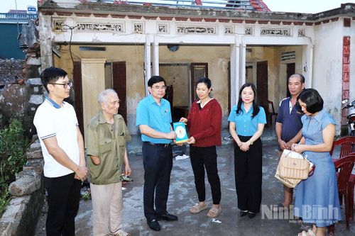 Thăm hỏi, tặng quà gia đình các công nhân bị thiệt hại do giông lốc tại phường Lý Thường Kiệt