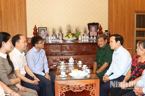 Đồng chí Chủ tịch UBND tỉnh Phạm Quang Ngọc thăm, tặng quà nhân dịp Quốc khánh 2/9