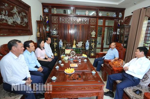 Các đồng chí Thường trực Tỉnh ủy thăm, tặng quà các đồng chí nguyên lãnh đạo Tỉnh ủy Ninh Bình