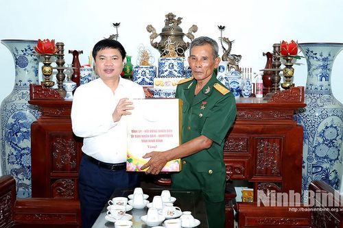 Đồng chí Bí thư Tỉnh ủy Trương Quốc Huy thăm, tặng quà các gia đình chính sách, người có công nhân dịp Quốc khánh 2/9