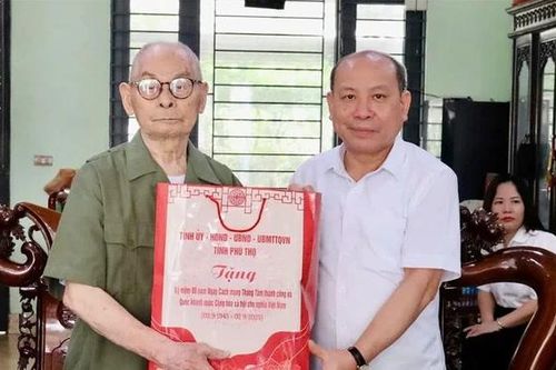 Phó Bí thư Tỉnh ủy Bùi Đức Hinh thăm, tặng quà cán bộ tiền khởi nghĩa tại xã Yên Lạc