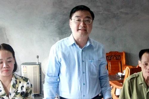 Bàn giao nhà tình nghĩa cho gia đình có công với cách mạng tại xã Tân Sơn
