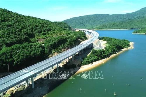 Thông xe toàn tuyến đường bộ cao tốc đoạn Vũng Áng-Bùng