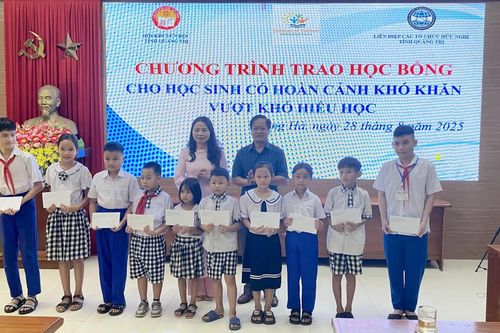 Trao 100 suất học bổng cho học sinh vượt khó, hiếu học