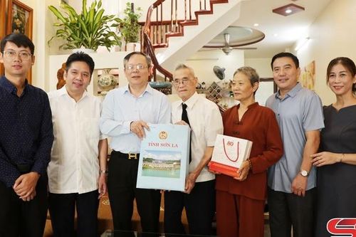 Đồng chí Chủ tịch HĐND tỉnh thăm, tặng quà cán bộ lãnh thành cách mạng