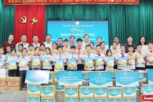 Trao tặng gần 19.000 cuốn sách giáo khoa cho học sinh bị ảnh hưởng mưa lũ vùng Sông Mã