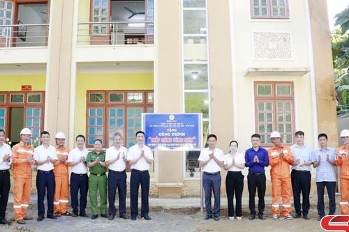 Khánh thành công trình 'Thắp sáng vùng biên'