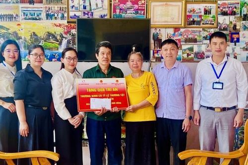 Tập đoàn Vingroup tặng quà cho người có công phường Chiềng An