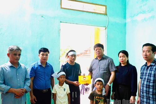Lãnh đạo Ủy ban MTTQ Việt Nam tỉnh Tuyên Quang thăm hỏi gia đình có người thân bị lũ cuốn trôi tại xã Sơn Thủy