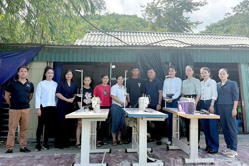 Báo và phát thanh, truyền hình Tuyên Quang trao hỗ trợ sinh kế cho em Trần Giang Hiền có hoàn cảnh đặc biệt khó khăn tại xã Hàm Yên