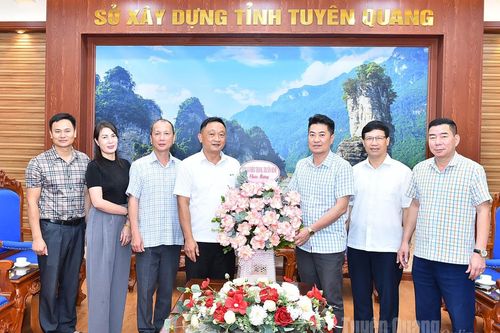 Báo và phát thanh, truyền hình Tuyên Quang chúc mừng Sở Xây dựng nhân ngày truyền thống