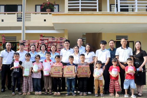 Khối Doanh nghiệp sản xuất kinh doanh tỉnh tặng quà Trường PTDTBT Tiểu học Minh Tân