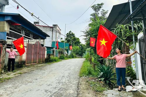 Màu cờ đỏ giữa mùa thu mới