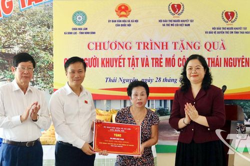 Tặng quà tại Trung tâm Bảo trợ xã hội Hường Hà Nguyệt