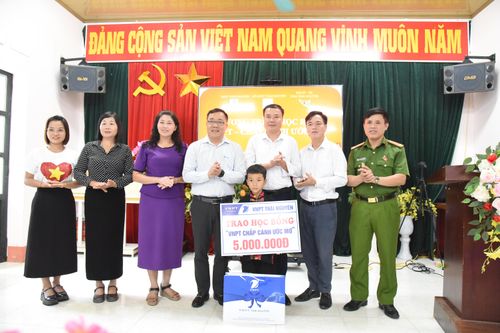 Trao học bổng cho học sinh nghèo vượt khó tại xã Thần Sa và Đồng Hỷ