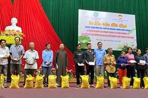 Trao 230 suất quà cho hộ nghèo, có hoàn cảnh khó khăn