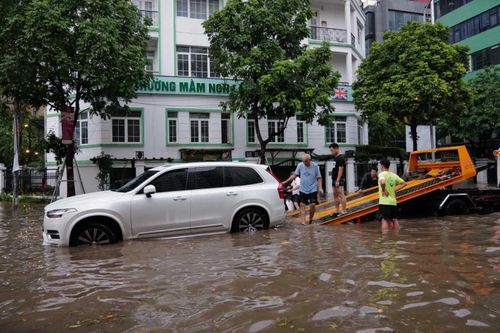 Chủ xe cần làm gì khi phương tiện chết máy giữa mưa lũ?