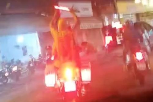 CSGT dùng xe đặc chủng mở đường đưa nạn nhân đa chấn thương đi cấp cứu
