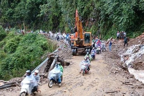 Nỗ lực thông tuyến, xóa ách tắc trên quốc lộ sau bão số 5