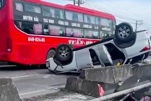 TP.HCM: Ô tô lật ngửa giữa đường sau khi tông sập dải phân cách