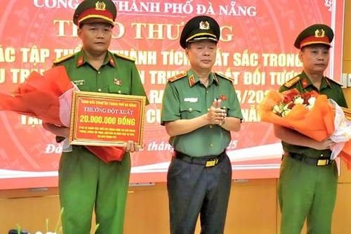 Khen thưởng lực lượng bắt nhanh kẻ cướp tiệm kim hoàn ở Đà Nẵng