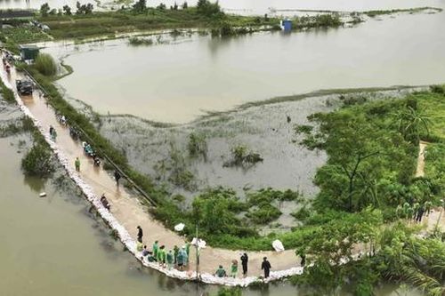 Hà Nội sơ tán gần trăm hộ dân do ngập nước, sạt lở đất