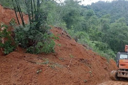 Thanh Hóa: Hậu bão số 5, nhiều nơi vẫn bị ngập, sạt lở gây tắc đường