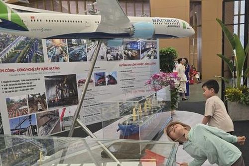 Triển lãm thành tựu 80 năm ngành Xây dựng thu hút giới trẻ tham quan