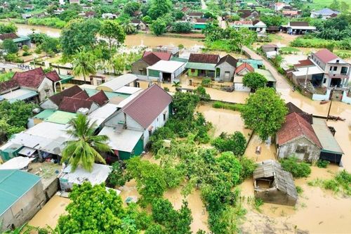 Nghệ An: Hàng trăm hộ dân phải di dời do nước lũ dâng cao