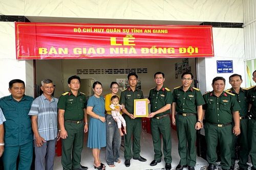 Bộ Chỉ huy Quân sự An Giang bàn giao 17 căn nhà đồng đội dịp Quốc Khánh 2/9