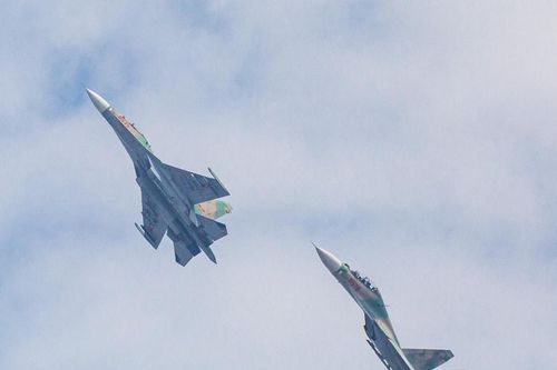 Bầu trời Hà Nội rực rỡ với màn trình diễn SU-30MK2 và trực thăng kéo cờ