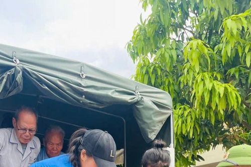 Xã Tân Châu: Lập tổ 'áo xanh lăn bánh' đưa đón đảng viên gặp trở ngại đi lại đi cấp đổi Thẻ đảng viên