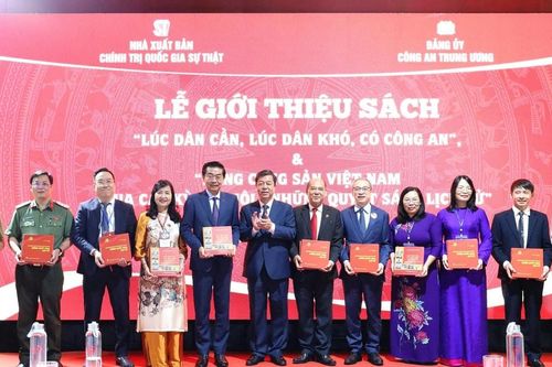 Bộ Công an giới thiệu 2 ấn phẩm đặc biệt trong Triển lãm thành tựu kinh tế - xã hội kỷ niệm 80 năm Quốc khánh 2/9