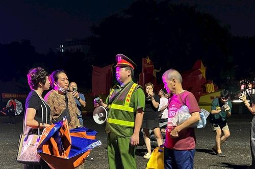 Công an phường Ba Đình vận động người dân về nghỉ ngơi, không tập trung quá sớm để đợi xem Tổng duyệt A80