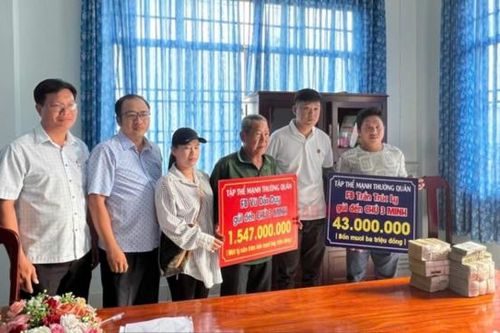 Người đàn ông 'gây bão mạng' ở Đồng Tháp được trao tặng gần 1,6 tỷ đồng