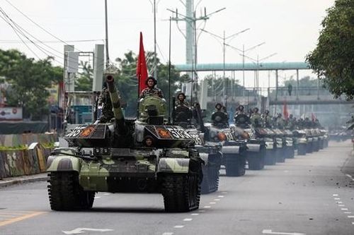 Xe tăng cùng khí tài Quân đội phô diễn uy lực trên đường phố Thủ đô