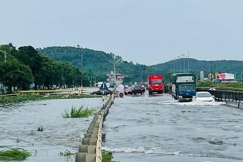 Sau mưa bão, vẫn còn các vị trí ách tắc giao thông trên các tuyến quốc lộ