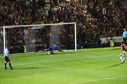 Thủ môn Grimsby 'nửa buồn vui' khi loại Man United