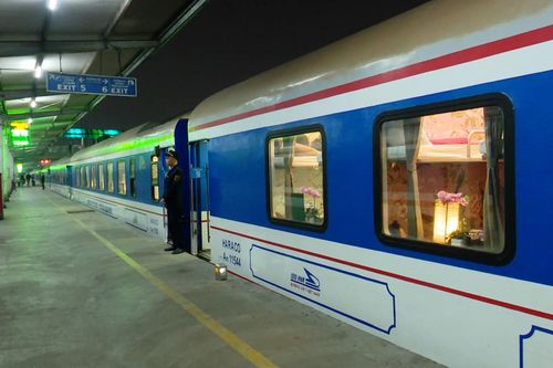 Tàu Bắc - Nam đón trả khách tại ga Giáp Bát dịp 2/9