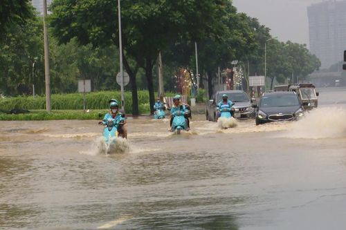 Nhiều tuyến đường vẫn ngập sâu, giao thông khó khăn