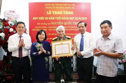 Trung tướng Nguyễn Quốc Thước nhận huy hiệu 80 năm tuổi Đảng