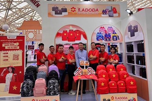 Sắc đỏ sao vàng phủ khắp Triển lãm Quốc gia: Câu chuyện đằng sau 2.000 chiếc 'túi tự hào' được phát miễn phí