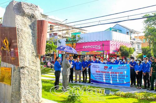 Nghe di tích kể chuyện lịch sử