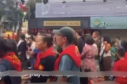 Đứng xem hợp luyện diễu binh A80, ai nấy chú ý tới hành động của người đàn ông trên ô cửa sổ tầng 2 căn nhà mặt phố